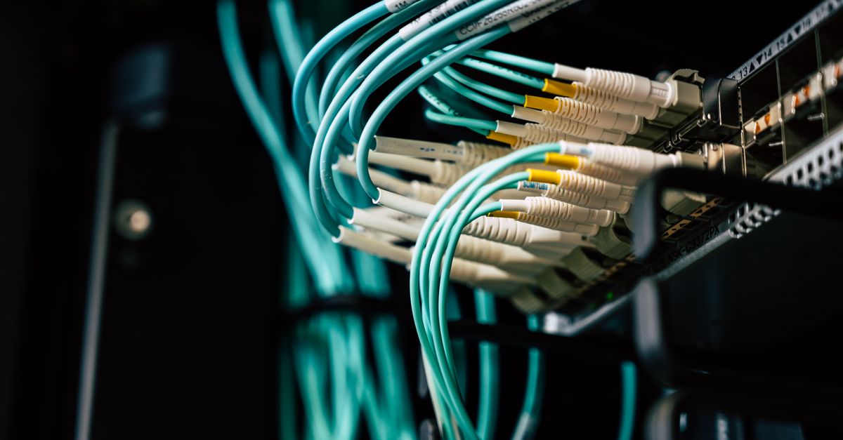 Bastidores con cableado estructurado y luces de estado en un centro de datos